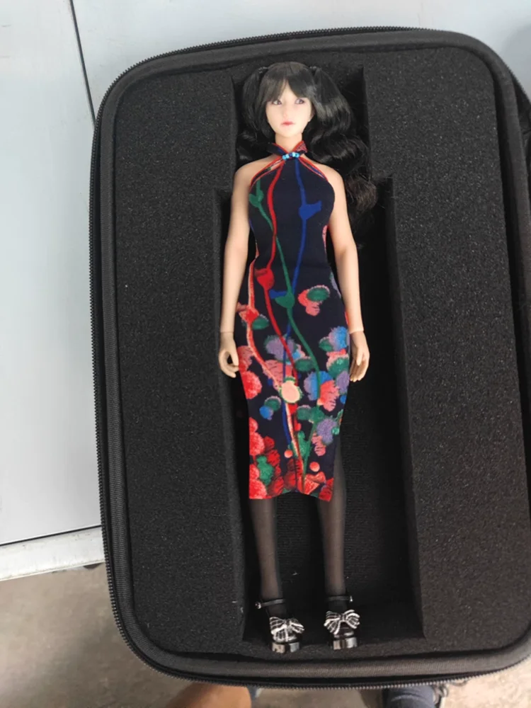 Modischer 1/6-Soldatenanzug für Frauen, figurbetontes Cheongsam, Rollkragenpullover, Strickmantel, schulterfreies Sweatshirt, Shorts, Accessoire