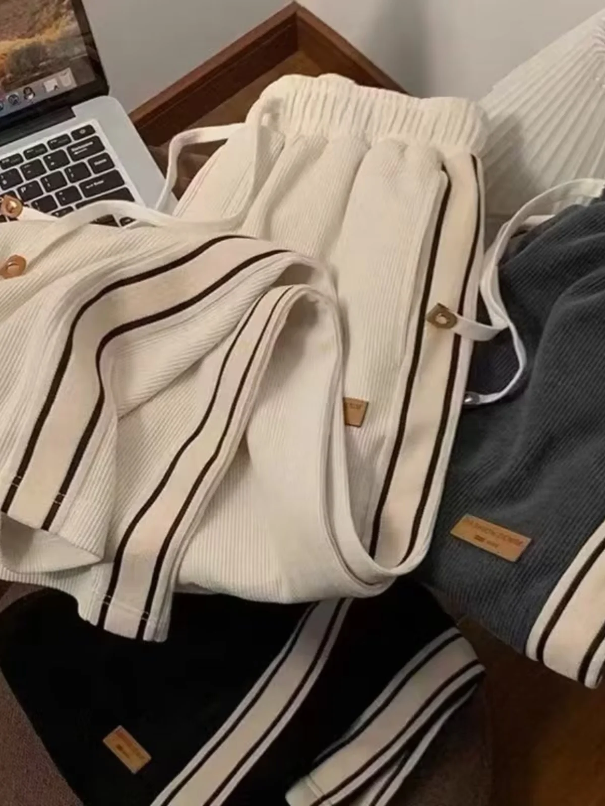 

2024 New Corduroy Striped Casual Pants Men's Loose Vintage Trendy Wide Leg Straight Sport Long Trousers Harajuku Sle Polyes...