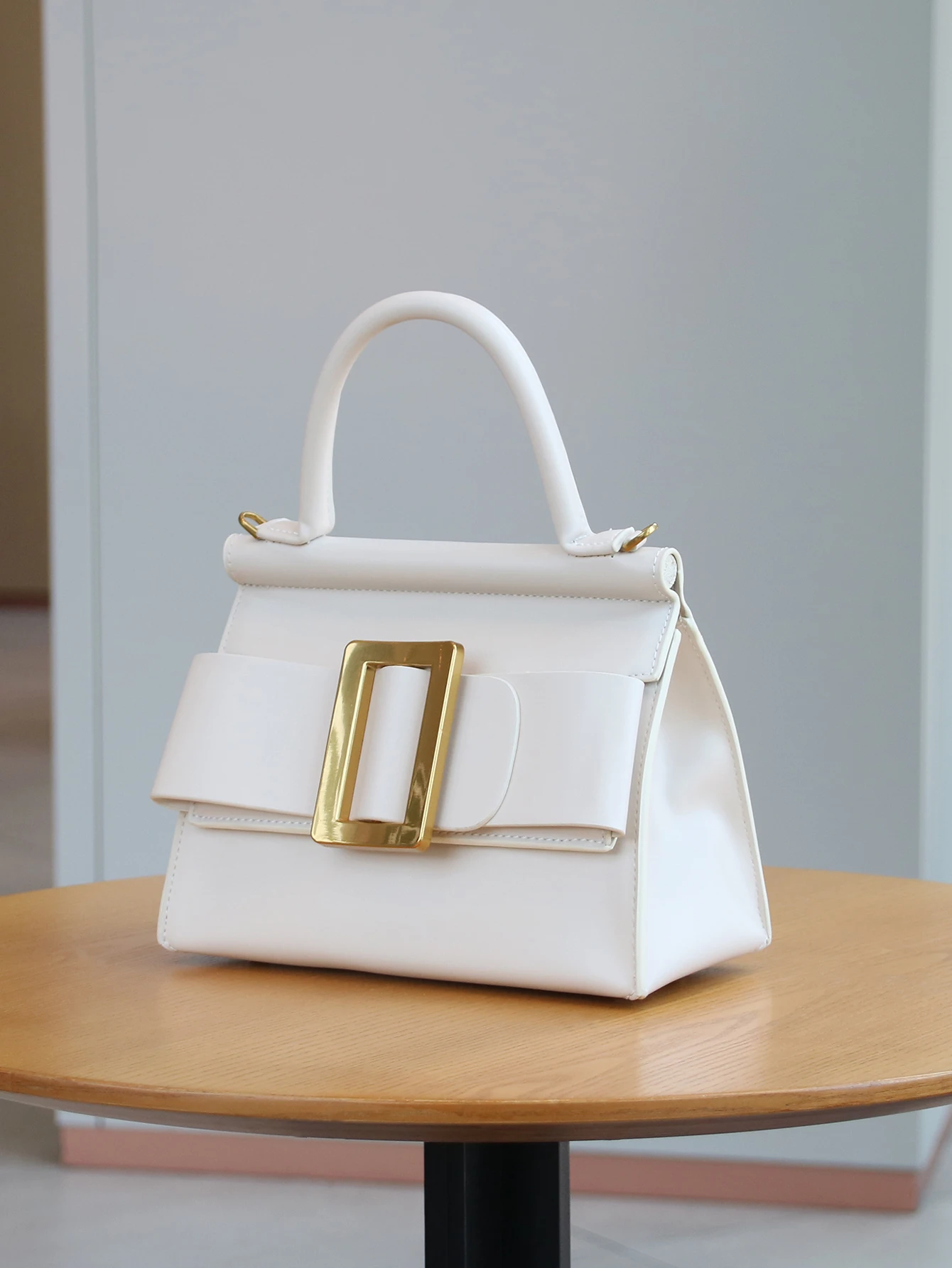 حقيبة مربعة صغيرة عصرية كلاسيكية 2025 حقيبة يد فاخرة جديدة حقيبة يد كورية على الموضة متدلية على كتف واحد بلون سادة جودة عالية