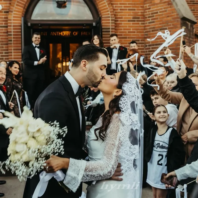 Elegant Lace Mantil…