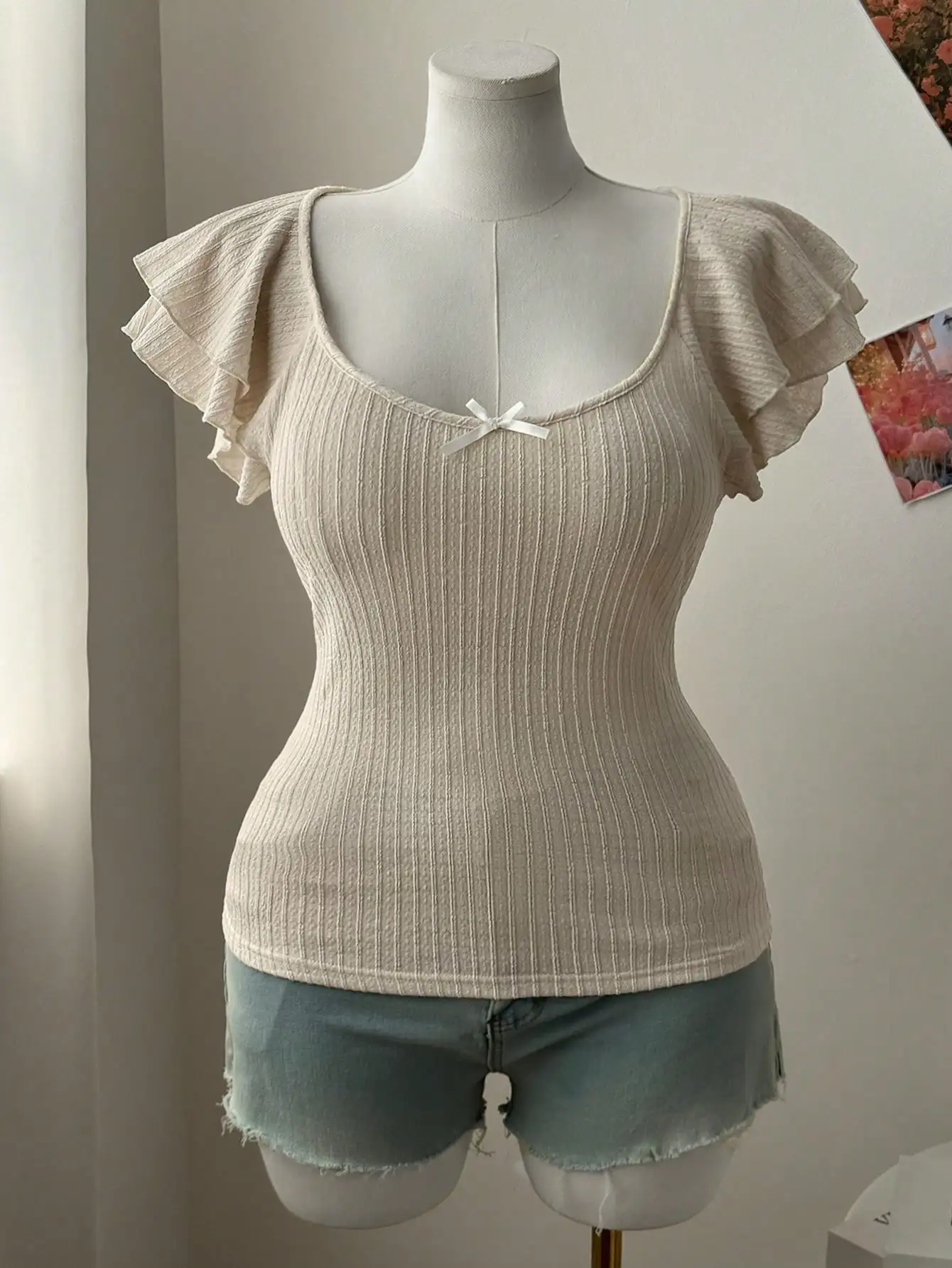 

Женский топ больших размеров с ребристой отделкой, вырезом-лодочкой, короткими рукавами с рюшами и бантом спереди, приталенный, повседневный