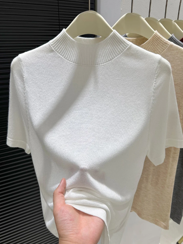 

Универсальная базовая белая мягкая трикотажная футболка для женщин, элегантная весенняя модель с полувысоким воротником и средним рукавом.