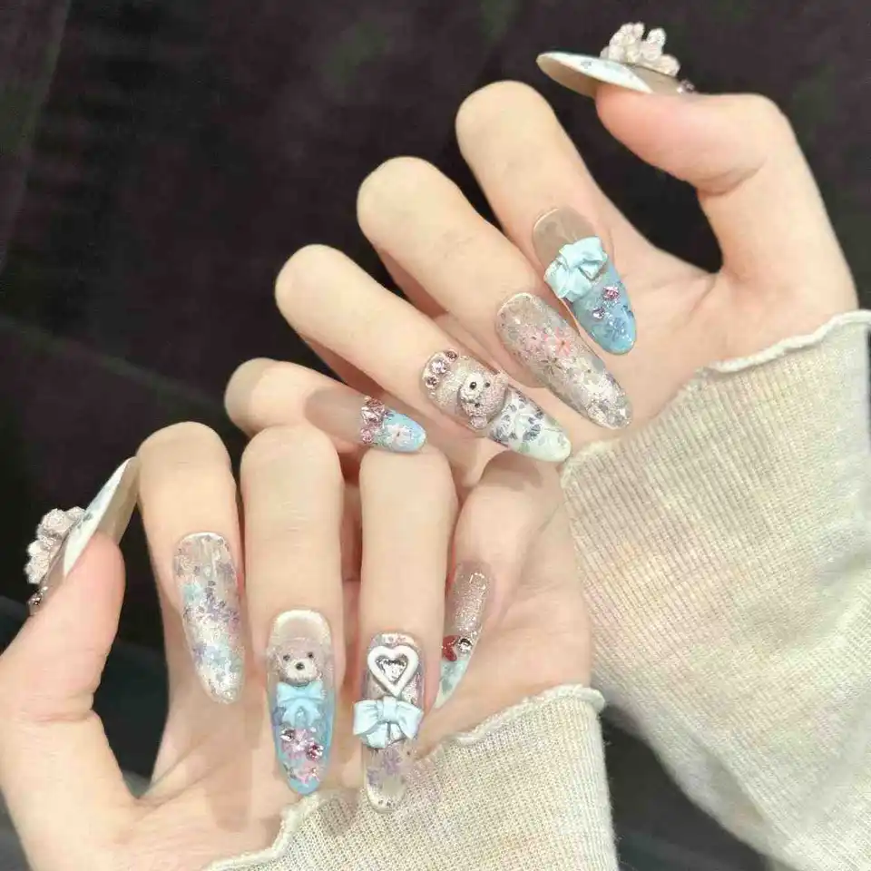 10 uñas postizas ovaladas hechas a mano, con oso floral azul claro, conejo blanco perlado y bayas, para fiestas y uso diario 5