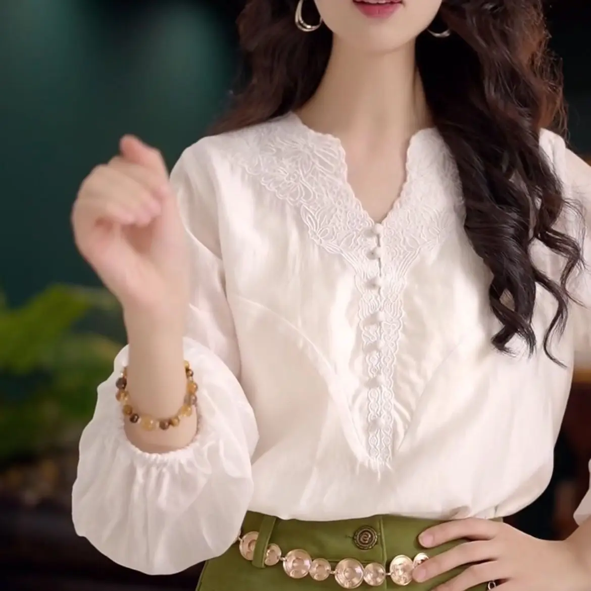 

Белая темпераментная рубашка с длинными рукавами для женщин, новинка 2025, тонкий свободный модный топ в стиле ретро с v-образным вырезом