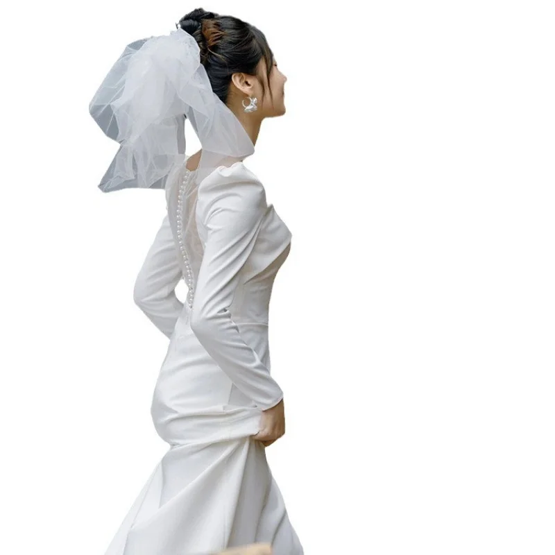 Vestido de novia ligero de satén de manga larga de estilo francés, vestido blanco minimalista de invierno con cola de pez, velo de novia de bienvenida