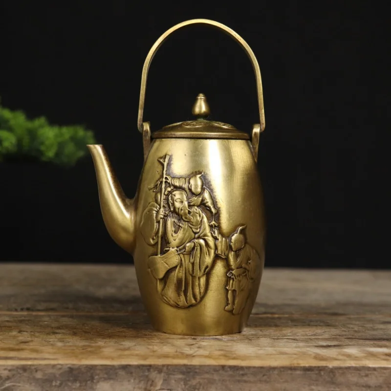 

Антикварная коллекция бронзовых изделий: медный орнамент, чайник с ручкой в виде мальчика, предлагающего вино, для домашней чайной церемонии.