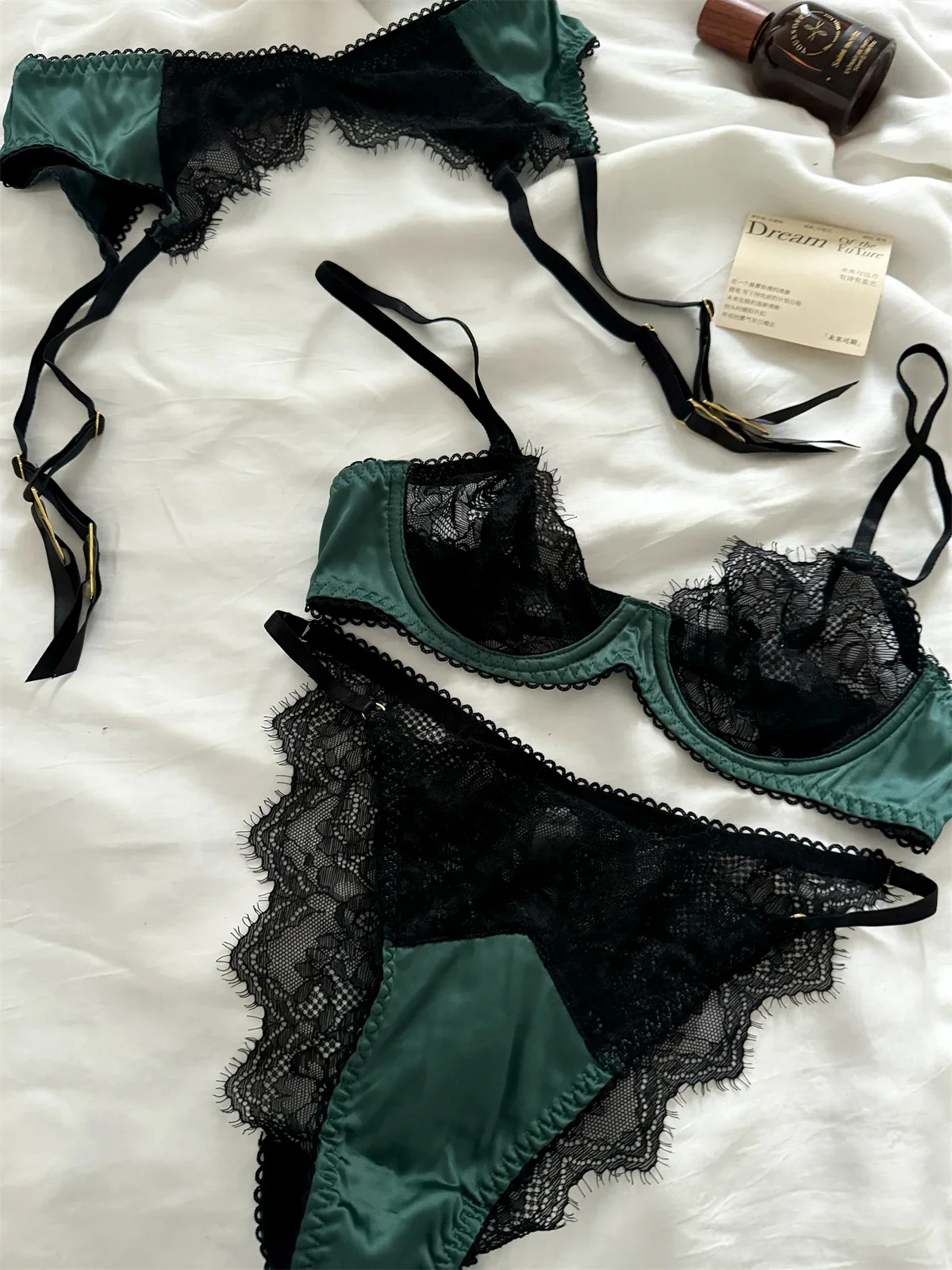 Set di reggiseno Sexy in tre pezzi di biancheria intima sottile e grande del seno reggiseni di pizzo sexy lingerie da donna romantica traspirante con tuta intima