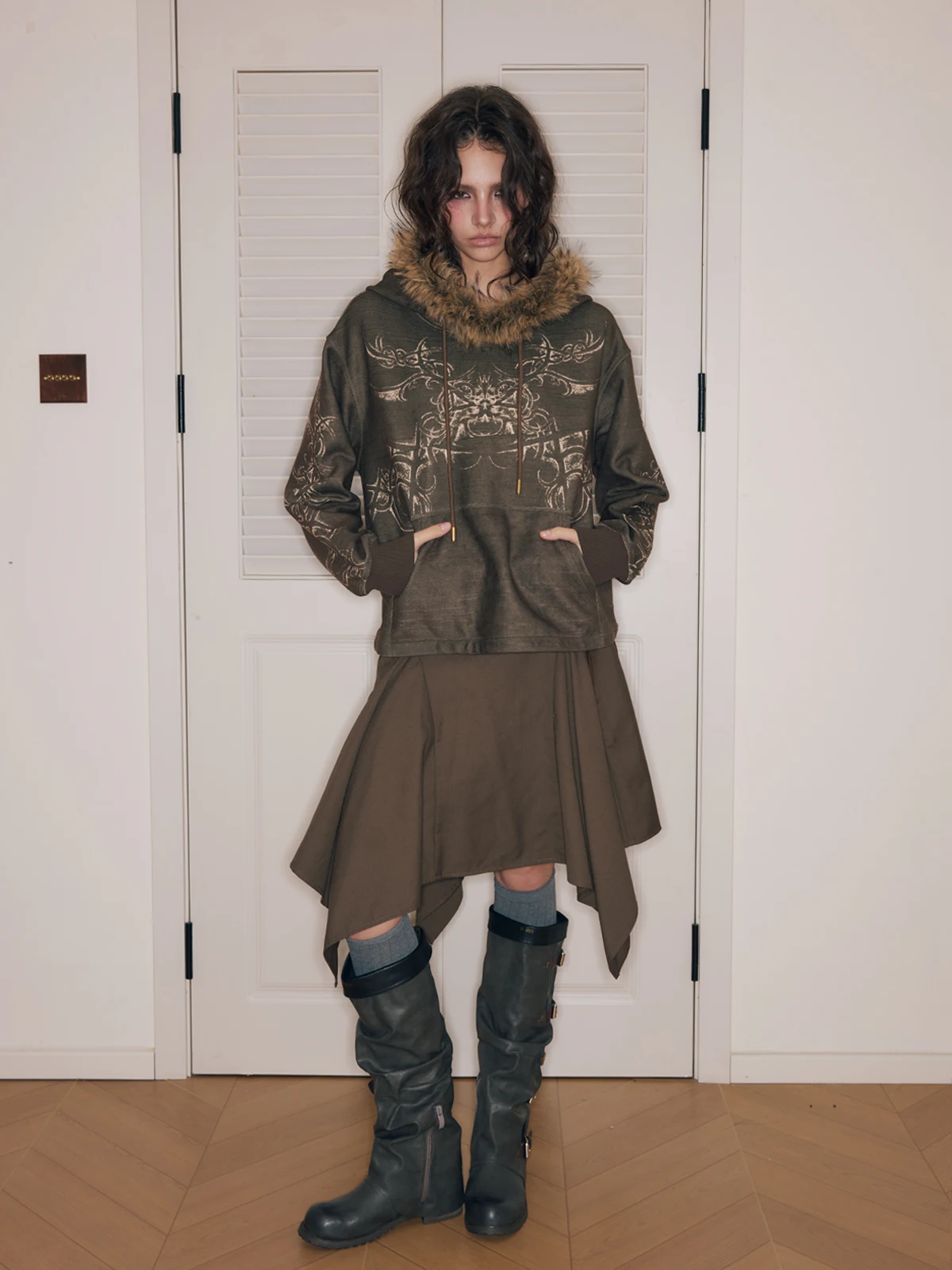 

Женская толстовка свободного кроя в стиле панк с длинными рукавами, цветочным принтом, меховым воротником и подкладкой из полиэстера