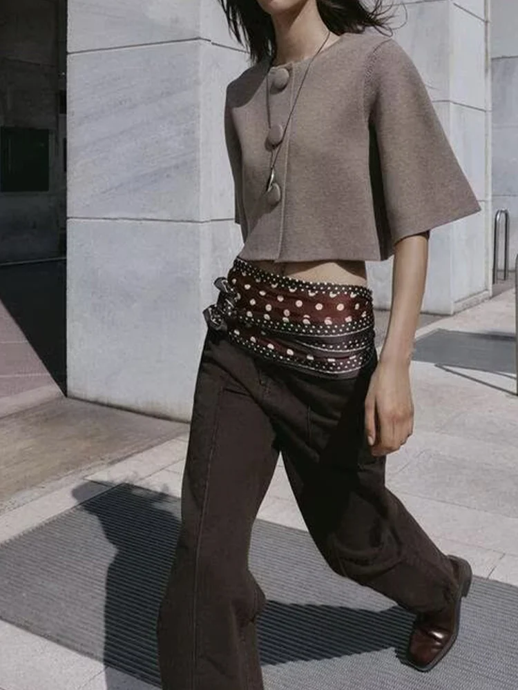 

Европейский и американский стиль, осенняя новая модная тенденция, темпераментная женская одежда, свитер на больших пуговицах, коричневое короткое пальто