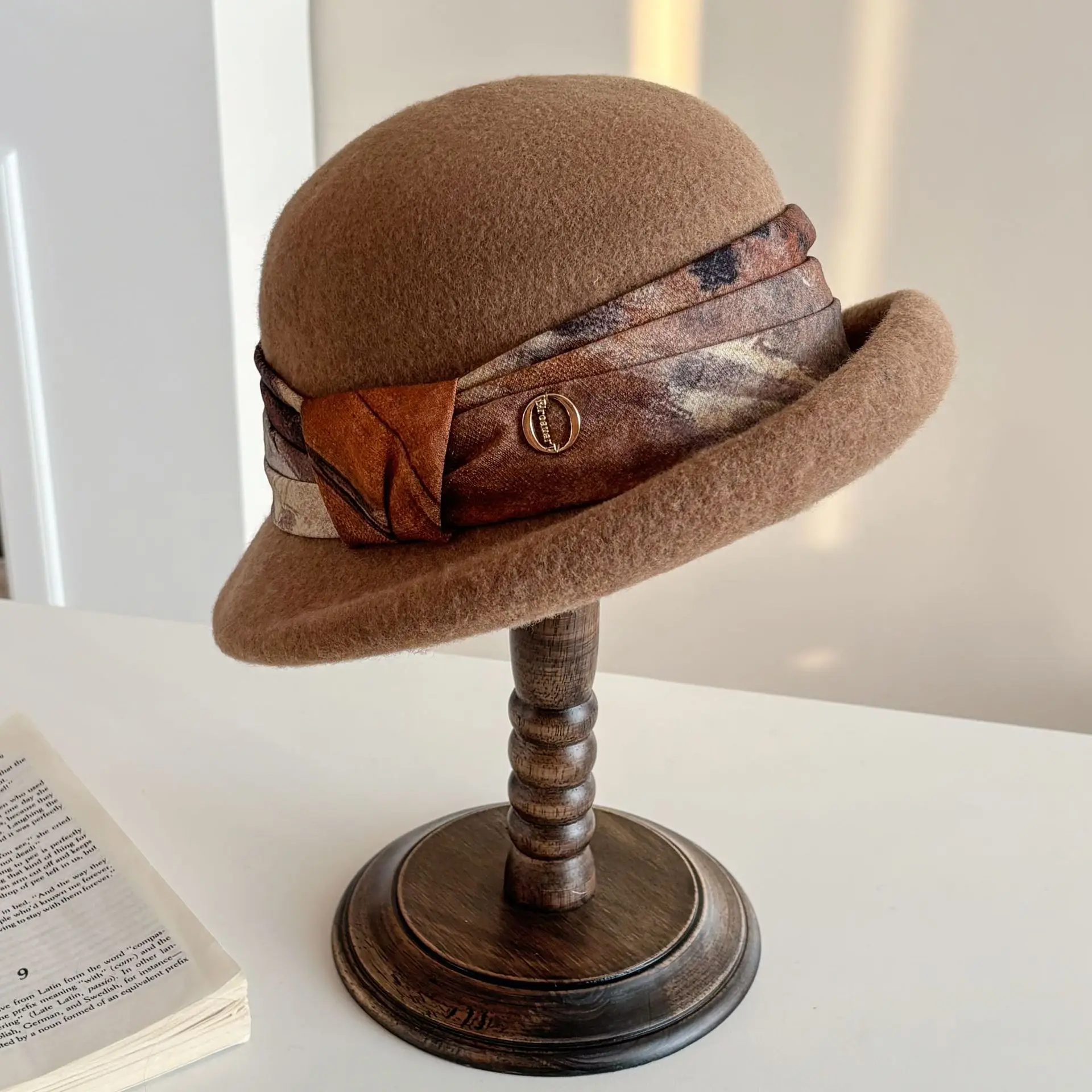 Cappello da pescatore in lana con nastro colorato elegante stile Hepburn francese Cappello a cilindro da donna mondana di alta qualità