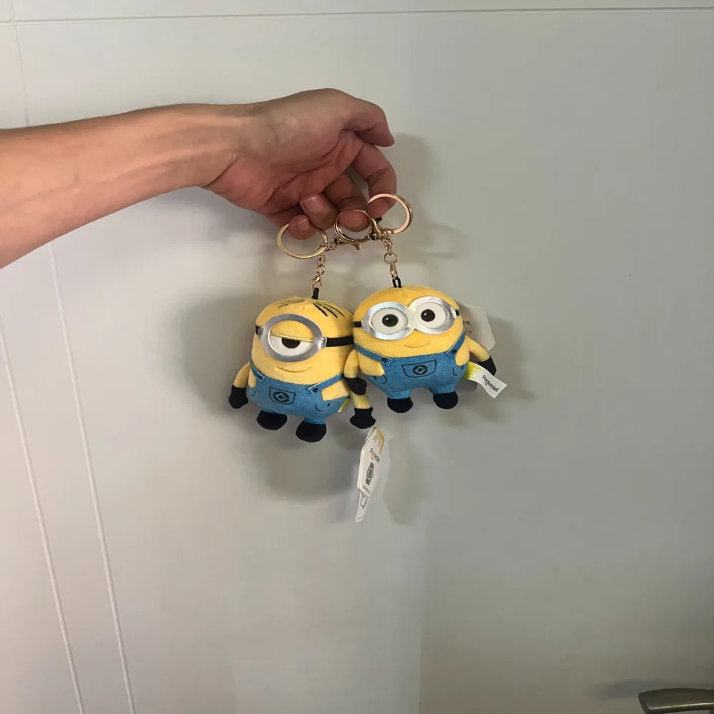 Llavero de peluche con diseño de los simpáticos Minions, figura suave y rellena, ideal como adorno para bolsos, regalo para fiestas de cumpleaños, para niños y niñas.