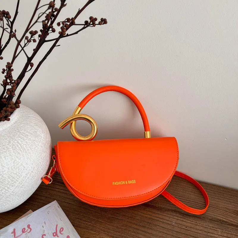 Crossbody single-shoulder saddle style bag with shoulder strap, trendy and stylish, featuring a high-quality texture. Perfect fo