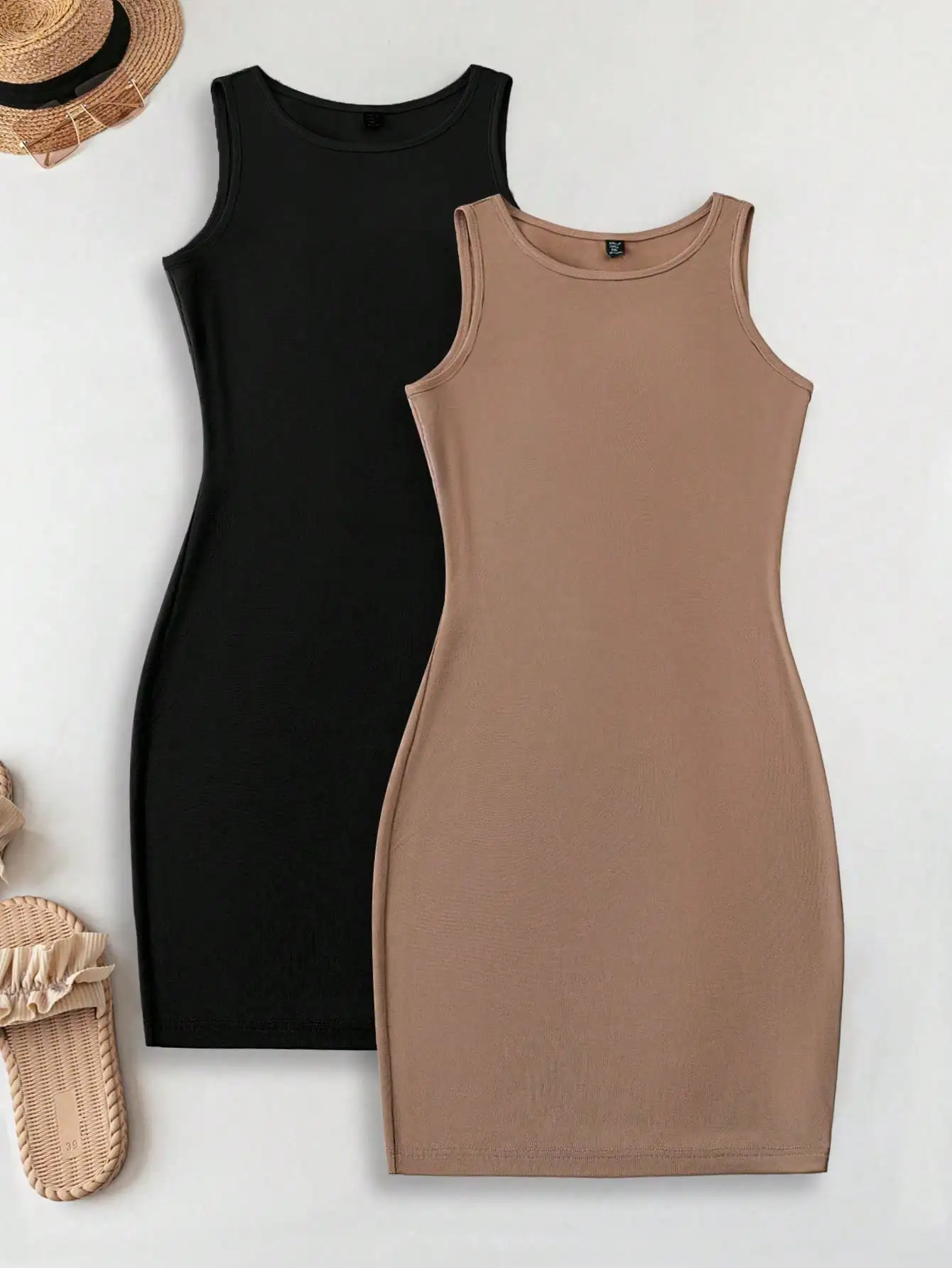 

Комплект из 2-х женских облегающих мини-платьев без рукавов - черный и бежевый