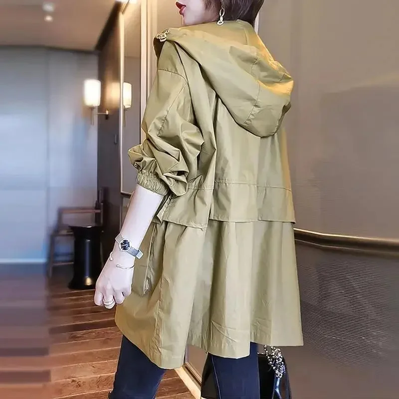 Trench coat feminino médio e longo, top coreano, lazer solto, casaco com capuz de ferramentas, moda maré, novo, primavera e outono, 2024