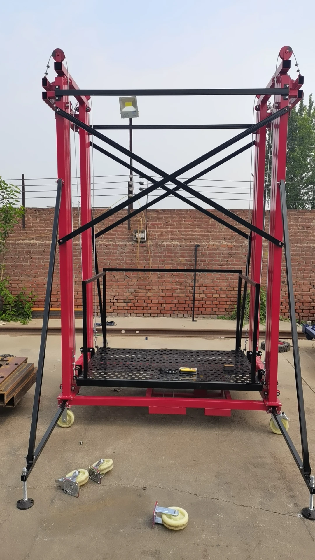 4m 6m Escadas de elevação elétricas móveis Plataformas de trabalho de elevador de andaime para construção de edifícios internos e externos