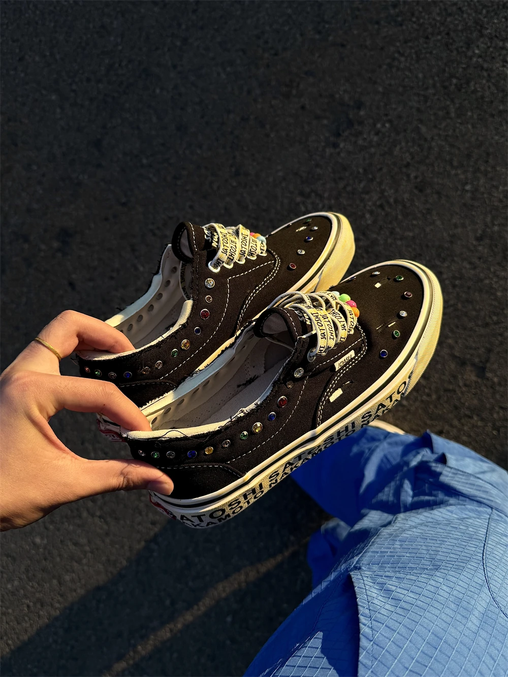 Unisex Skateboard Shoes Satoshi Nakamoto LuckyCharms Rivet Pearl Water Diamond Worn-out Canvas Shoes Casual Leisure Sneakers