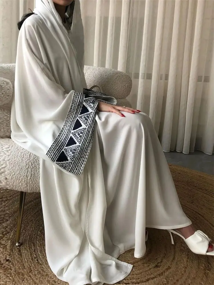 2024 Estate Eid Nero Bianco Ricamo Aperto Modesto Abaya Dubai Kimono Musulmano Abaya Per Le Donne Abiti Caftano Abbigliamento Islamico