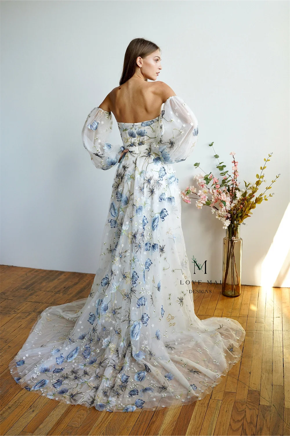 Tokyo Customized White Strapless Wedding Dresses Detachable Sleeves Tulle Bridal Gowns A-Line Court Train Wedding Gowns 2026