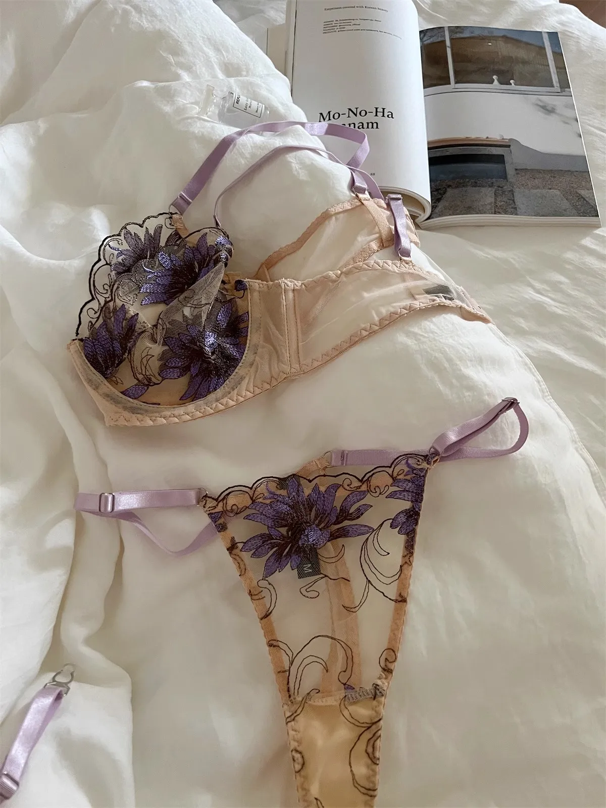 Embroidered three-piece French thin bra with large breasts Sexy lace adjustment hollow-out with underwire support pure desire ga