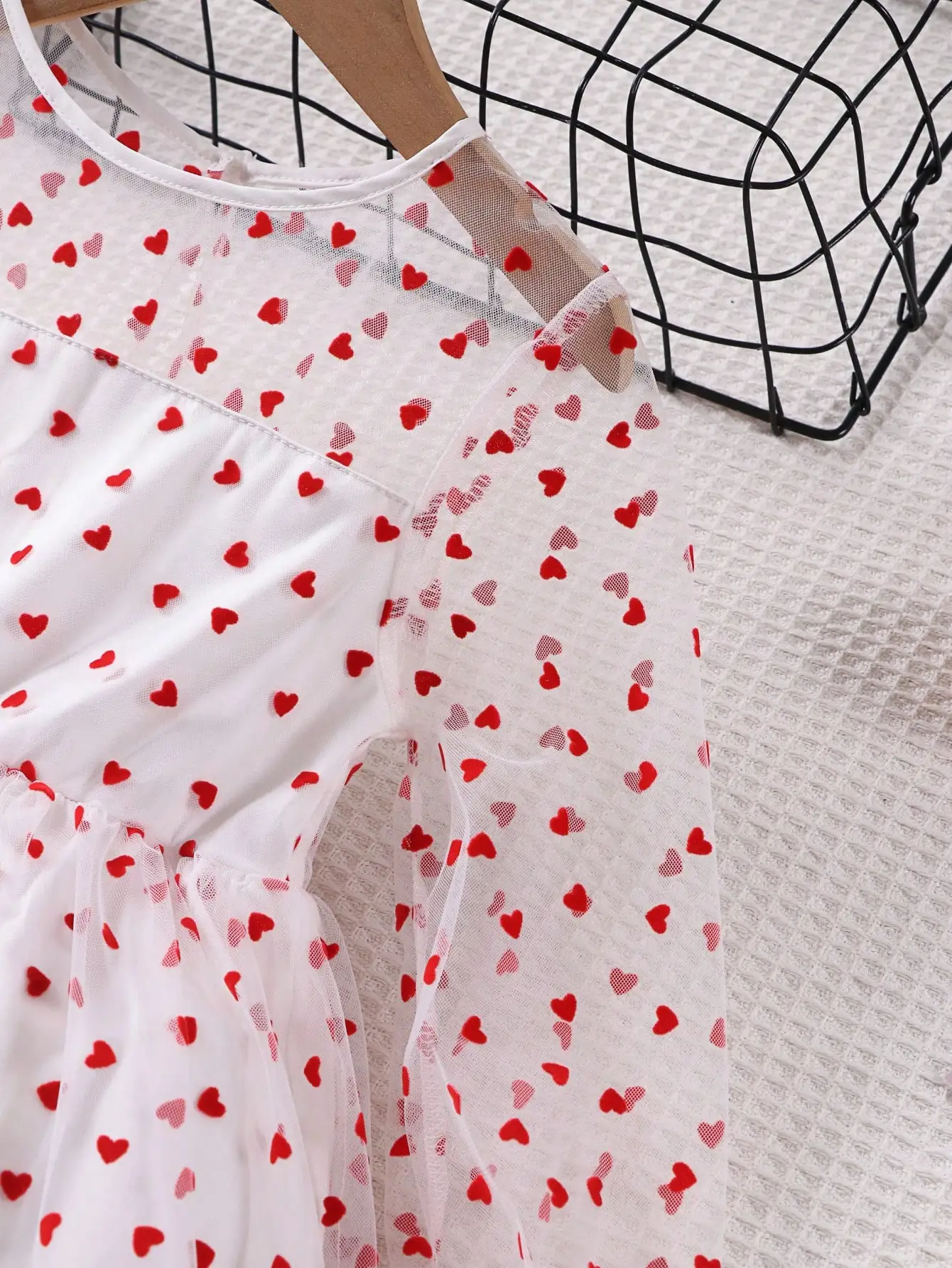 Lässiges, elegantes und bequemes zweilagiges langärmeliges Faltenrockkleid für Kinder mit Trompetenmuster. – Detail 6