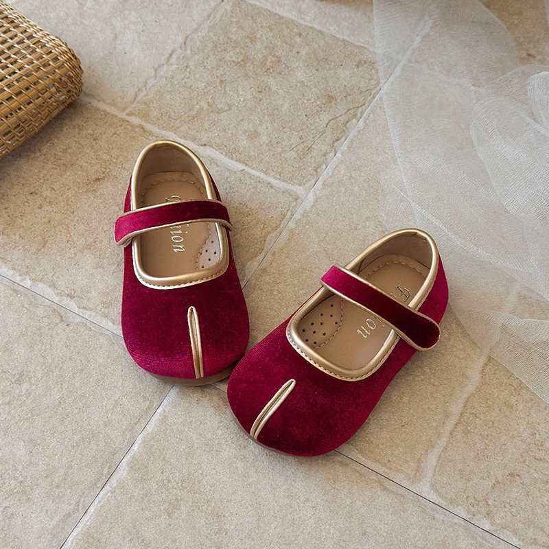 Girls Flat Shoes 2026 New T-strap Children's Leather Shoes Spring Autumn Hollow-out Kids Fashion Causal Moccasins Shoes Wine Red
