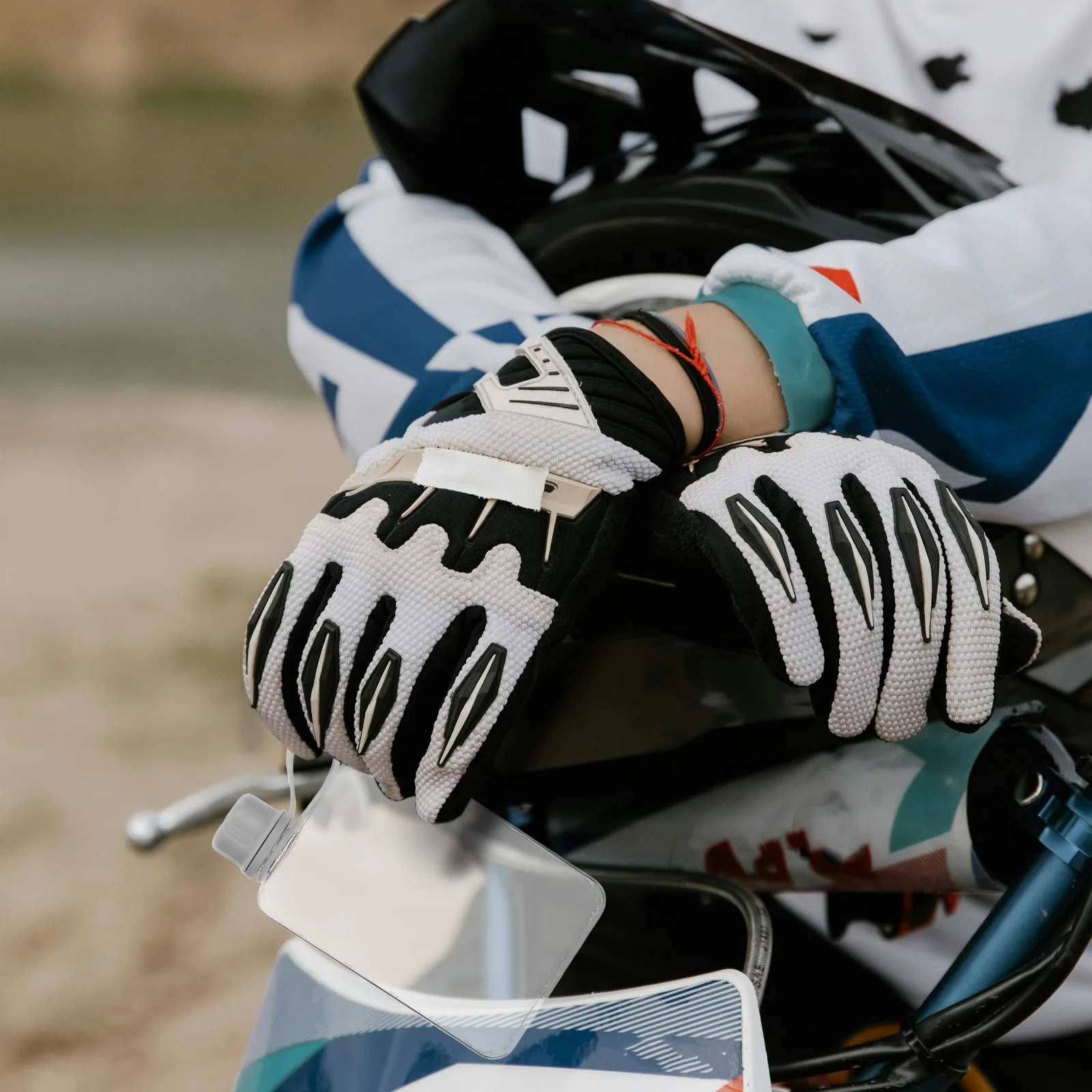 

500ml Portable Flat Drinking Bottle Leakproof Reusable Plastic Flask for Gym Fitness Camping Elegant and Functional Slim Design