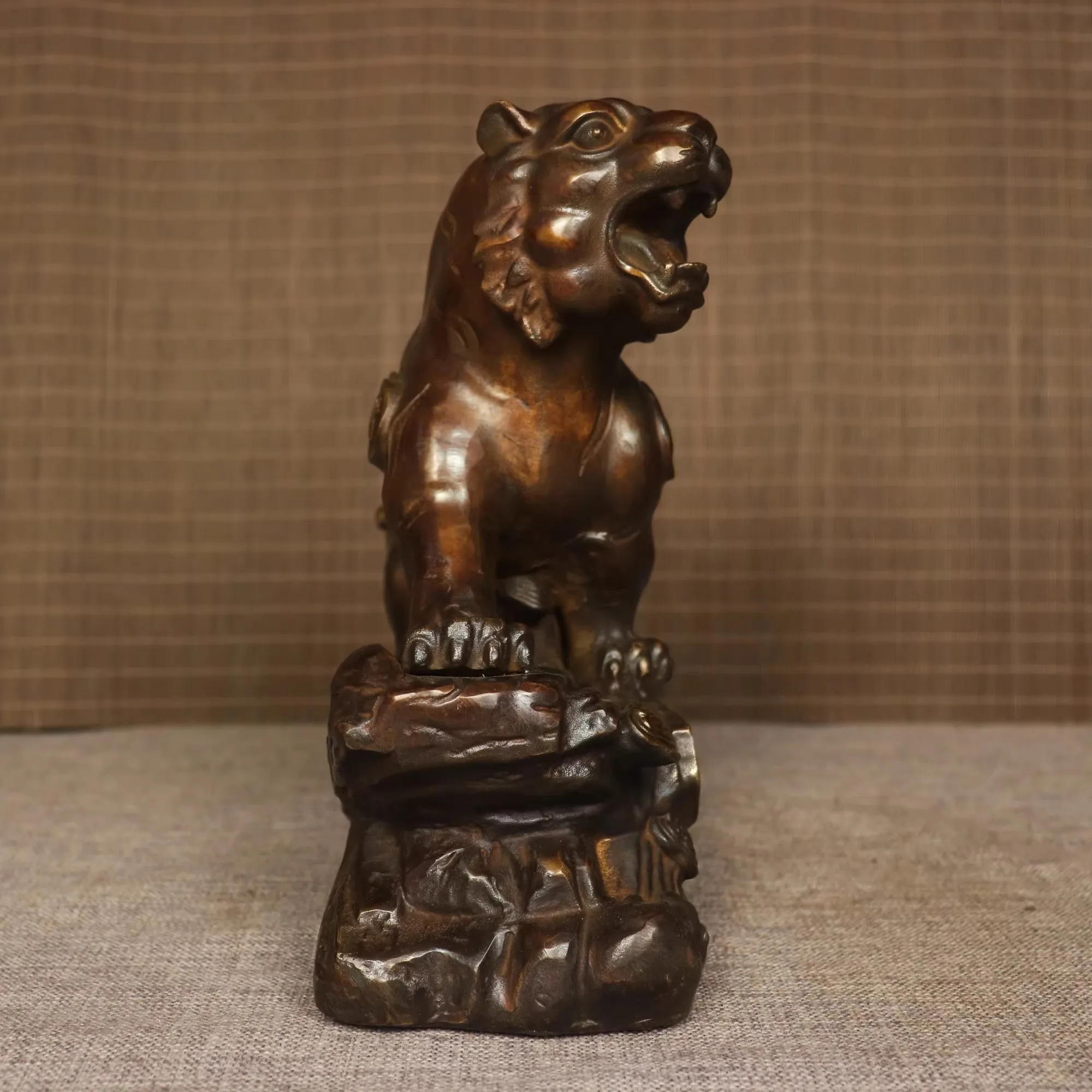 The old copper tiger figurine depicts a mountain tiger roaring over the rivers and mountains statue