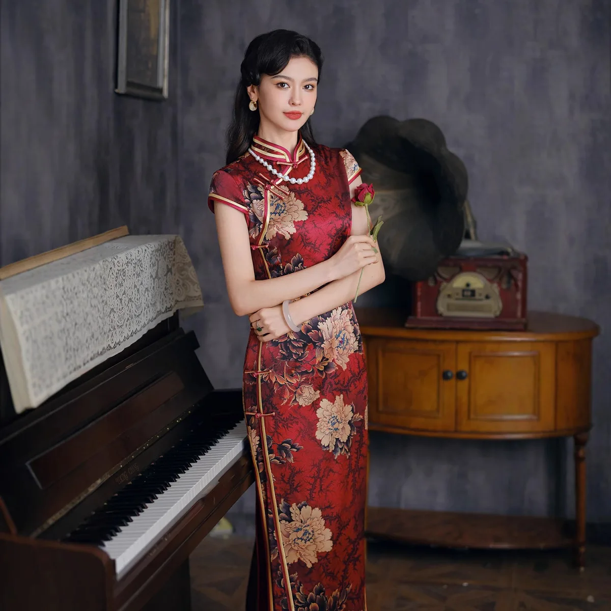 

Silk Red Chinese Shanghai Style Floral Traditional Vintage Modern Cheongsam Qipao Dress High-End