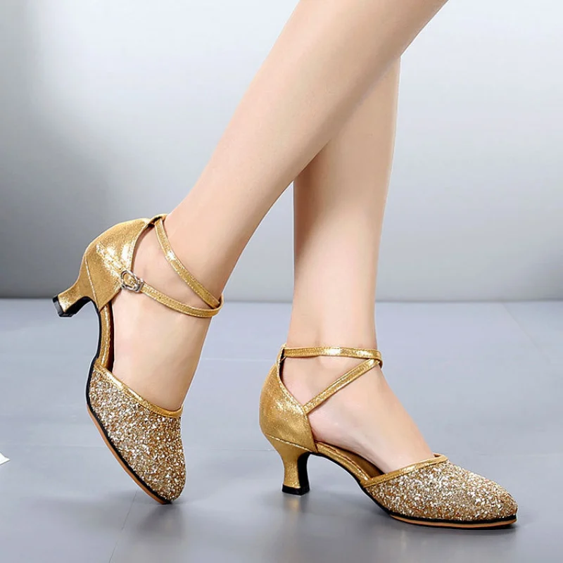 أحذية رقص مربعة جديدة للسيدات اللاتينية بكعب متوسط للبالغين نعل ناعم لامع أحذية رقص حديثة لقاعة الرقص