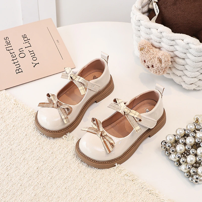 

Детские туфли Mumoresip для девочек: кожаные, с милыми бантиками, круглым носком, глянцевой мягкой подошвой. Новая модная коллекция 2026 года.