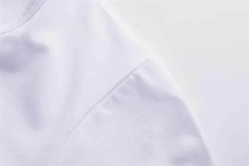 Elegancka koszulka z kwiatowym nadrukiem, koszulka z motywem stokrotki, koszulka w kwiaty, prezent z kwiatem na miesiąc urodzenia dla siostry, damska koszulka letnia, urocza estetyczna koszulka.