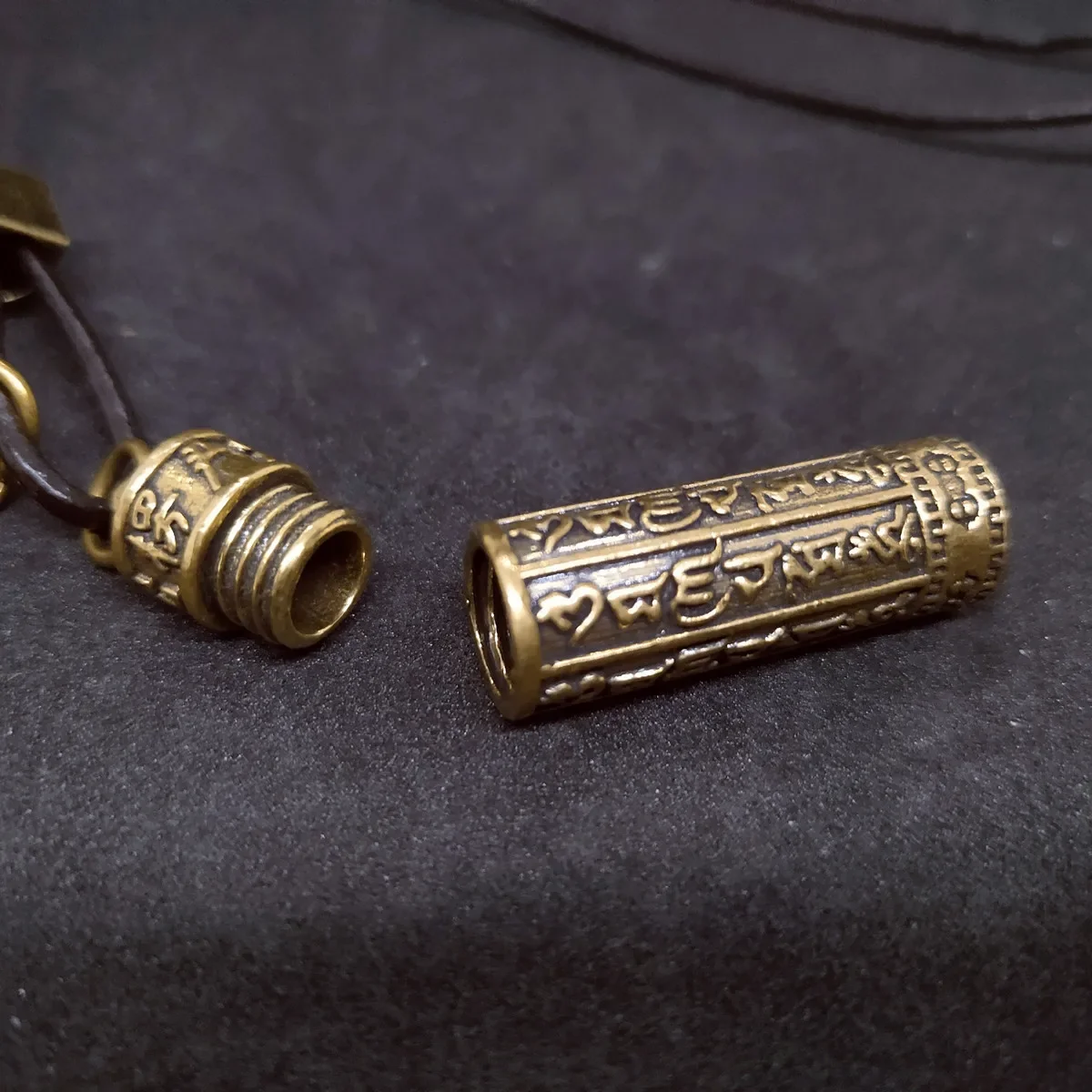 ملعقة نحاسية صغيرة جرة المعلقات الرجعية جلد البقر حبل السنسكريت تعويذة تنقش قلادة جرة قلادة سحر مجوهرات تذكارية