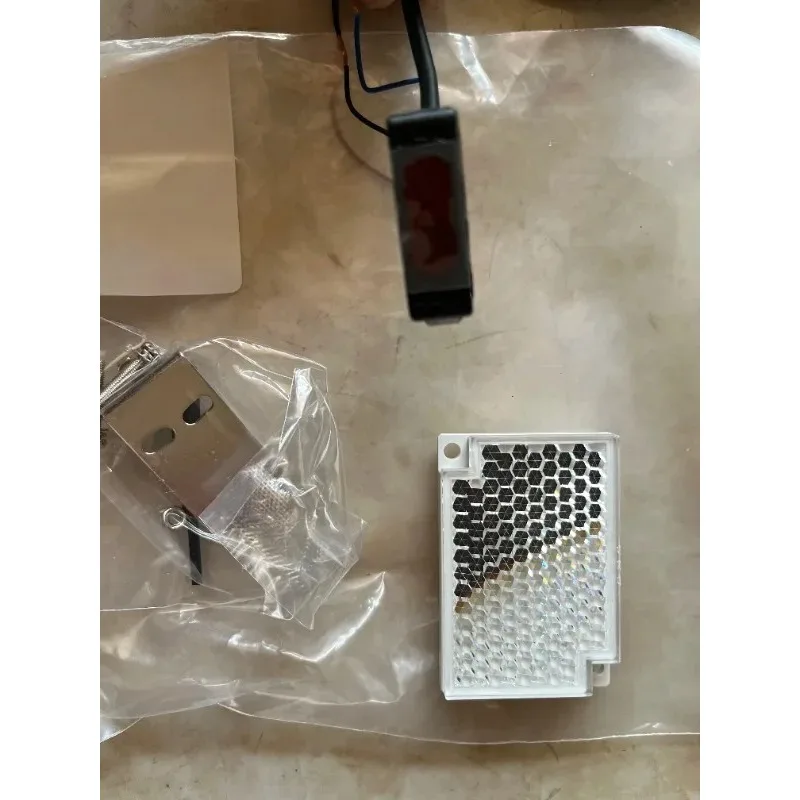 new original BJ3 M-PDT    photo sensor Detection type: polarized mirror reflection type Sensing distance: 3 m