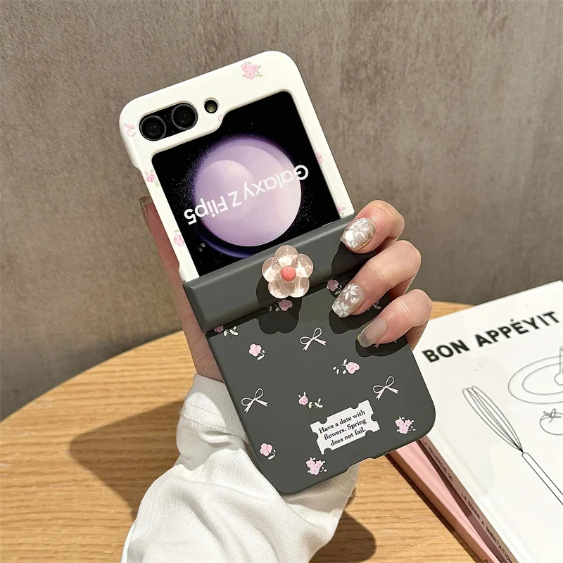 

Pink Flower Black White Phone Case For Samsung Galaxy Z Flip 7 6 5 4 Protective Back Cover For ZFlip5 ZFlip6 ZFlip7 Case Shell