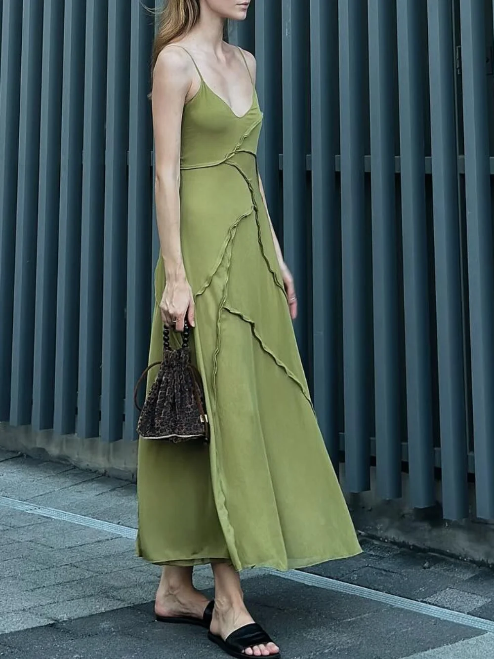 فستان شيفون مثير للعطلات أنيق للنساء بدون أكمام كامي سادة طويل مستقيم أنيق موضة خريف 2025