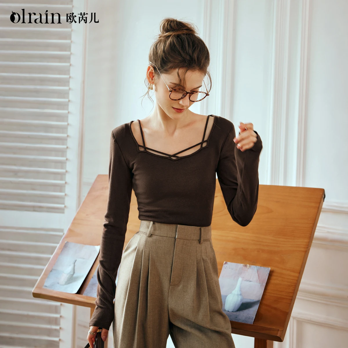 OLrain long-sleeved T-shirt women's 2026 autumn new French mocha color creative cross strap collar slightly wide O58QT83829