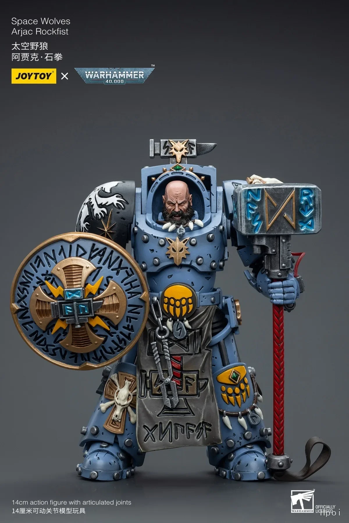 【Original】JOYTOY Warhammer 40K 1/18 ตัวเลขการกระทําหมาป่าอวกาศ Arjac Rockfist ของสะสมของเล่นคลาสสิกรุ่น