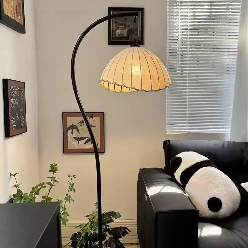 Retro Style Floor Lamp Living Room Sofa Side Standing Light Antique Style Bedroom Bedside Lamp Corner Standing Table Lamp LED