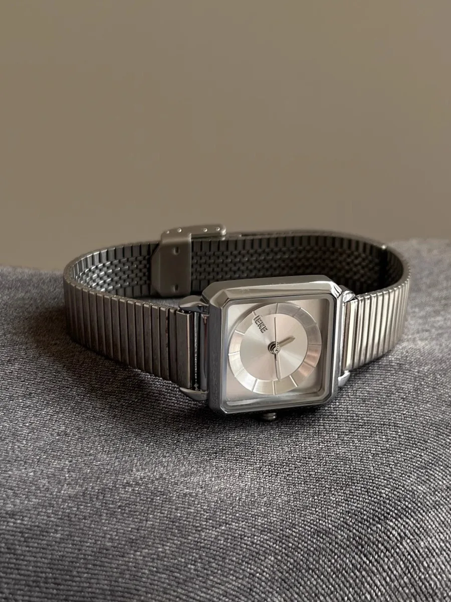 Korean Style Classic And FashionableHigh-End Versatile Gold Arsenal Watch With Square Dial For Women A Creative Gift For Ladies.