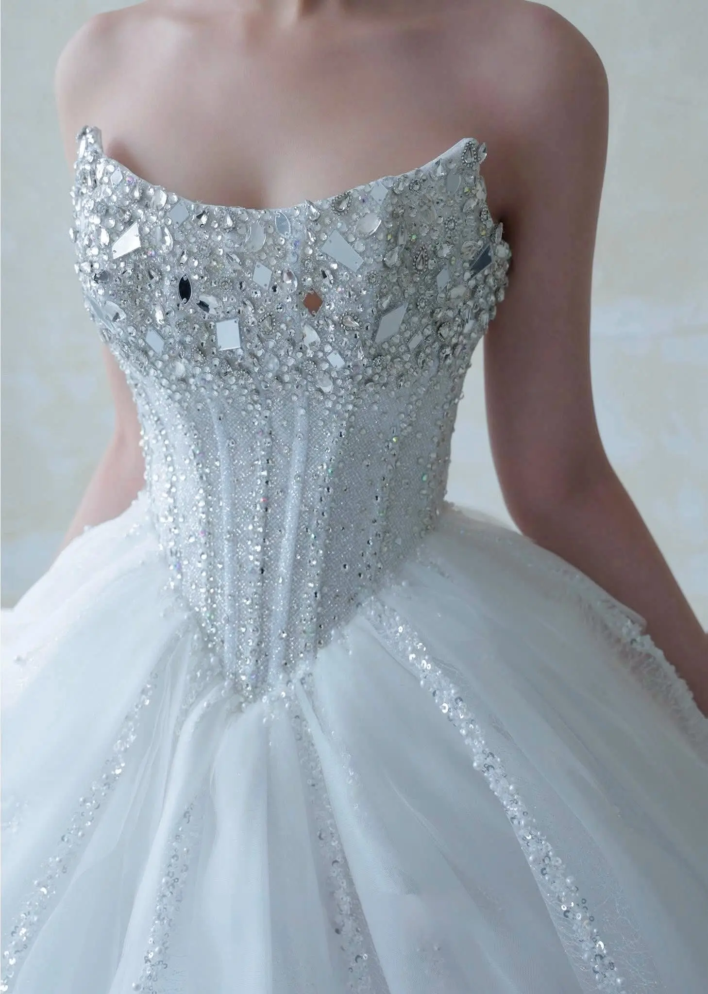 Luxury Ball Gowns Wedding Dress Strapless Rhinestones Beaded Sequins Castle Bride Dresses Customized Sweep Train Bridal Gowns