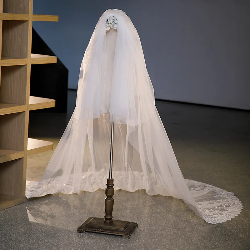 

Длинная двухслойная вуаль с большим хвостом, длина 3 метра