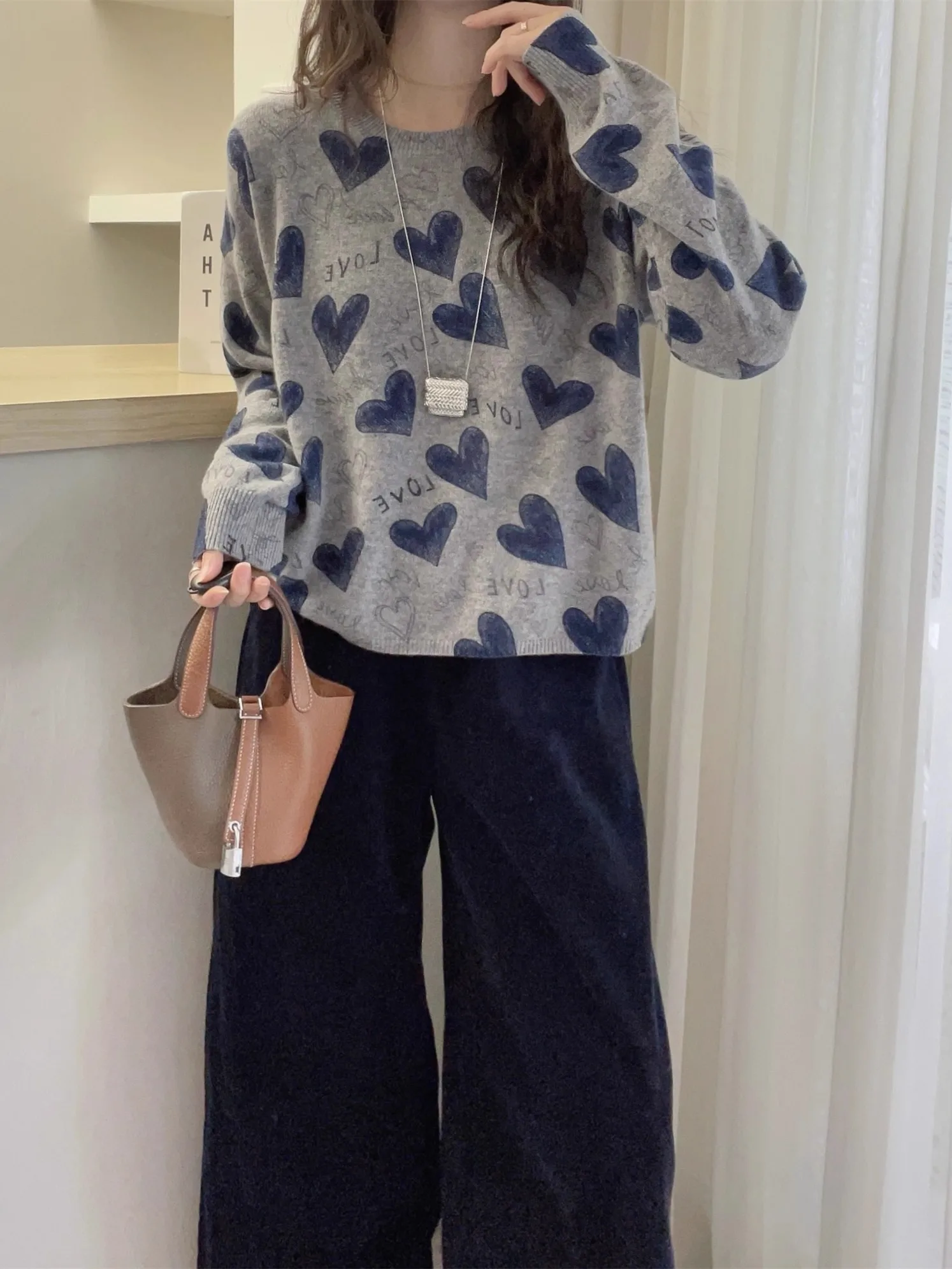 

Loose Fit Knitted Sweater Women's Svel Vest Top with Embroidered Heart Design Faionable Autumn New Arrival