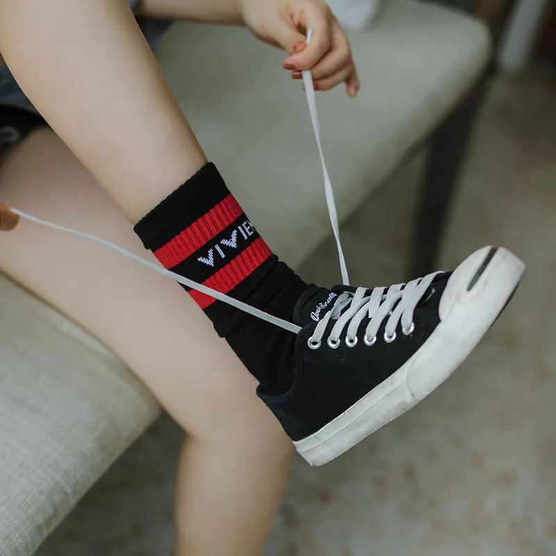 새로운 패션 컬러 블록 스트라이프 중반 종아리 스포츠 양말 남성 여성 통기성면 양말 야외 실행 농구 사이클링 양말