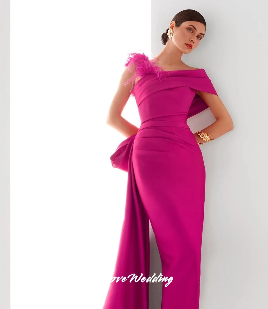فساتين سهرة فوشيا بكتف واحد 2025 من الساتان فيونكة ريشة حورية البحر طول الشاي سويب تراين مطوي فستان حفلات الزفاف مخصص