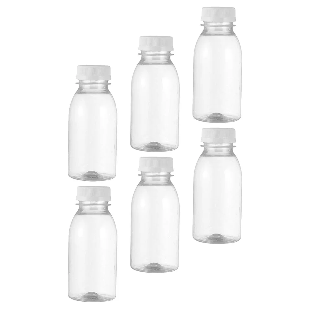 Distributeur d'eau avec réfrigérateur, bouteille de lait, bouteilles en plastique vides transparentes, jus