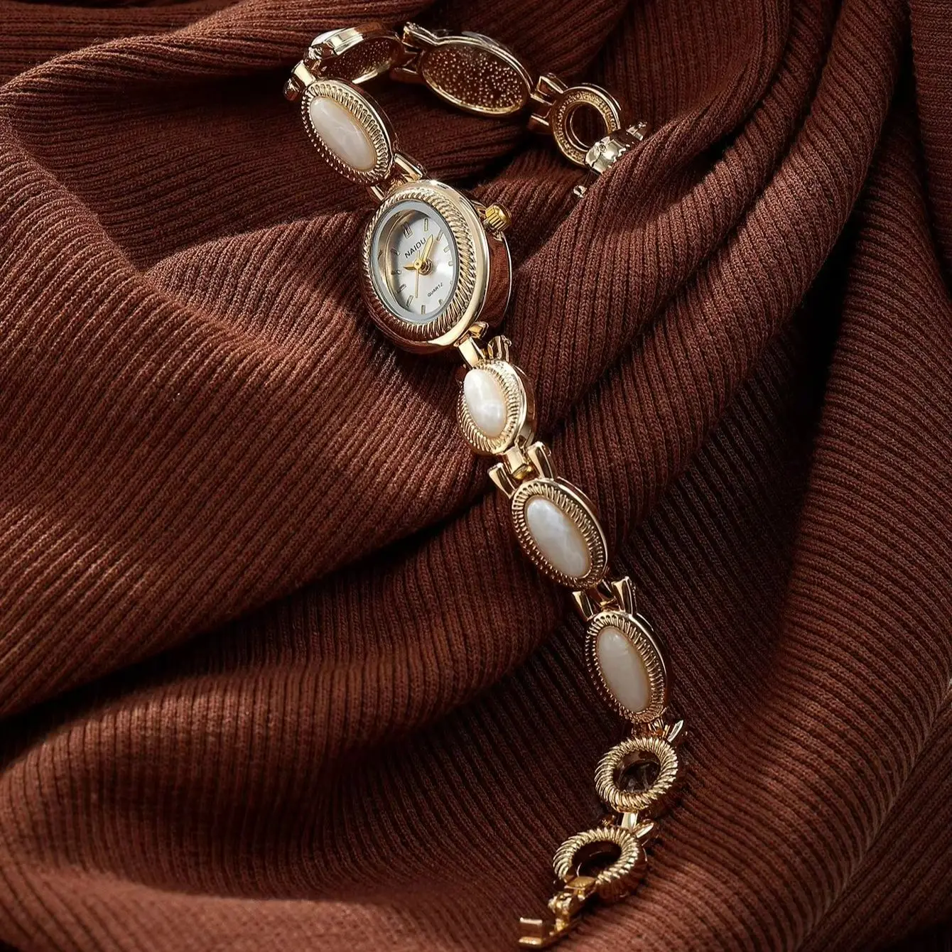High-End Luxury Women's Wristwatch Elegant Green Jewelry Gemstone Quartz Bracelet Watch Gift for Women Fashion Dress Watch