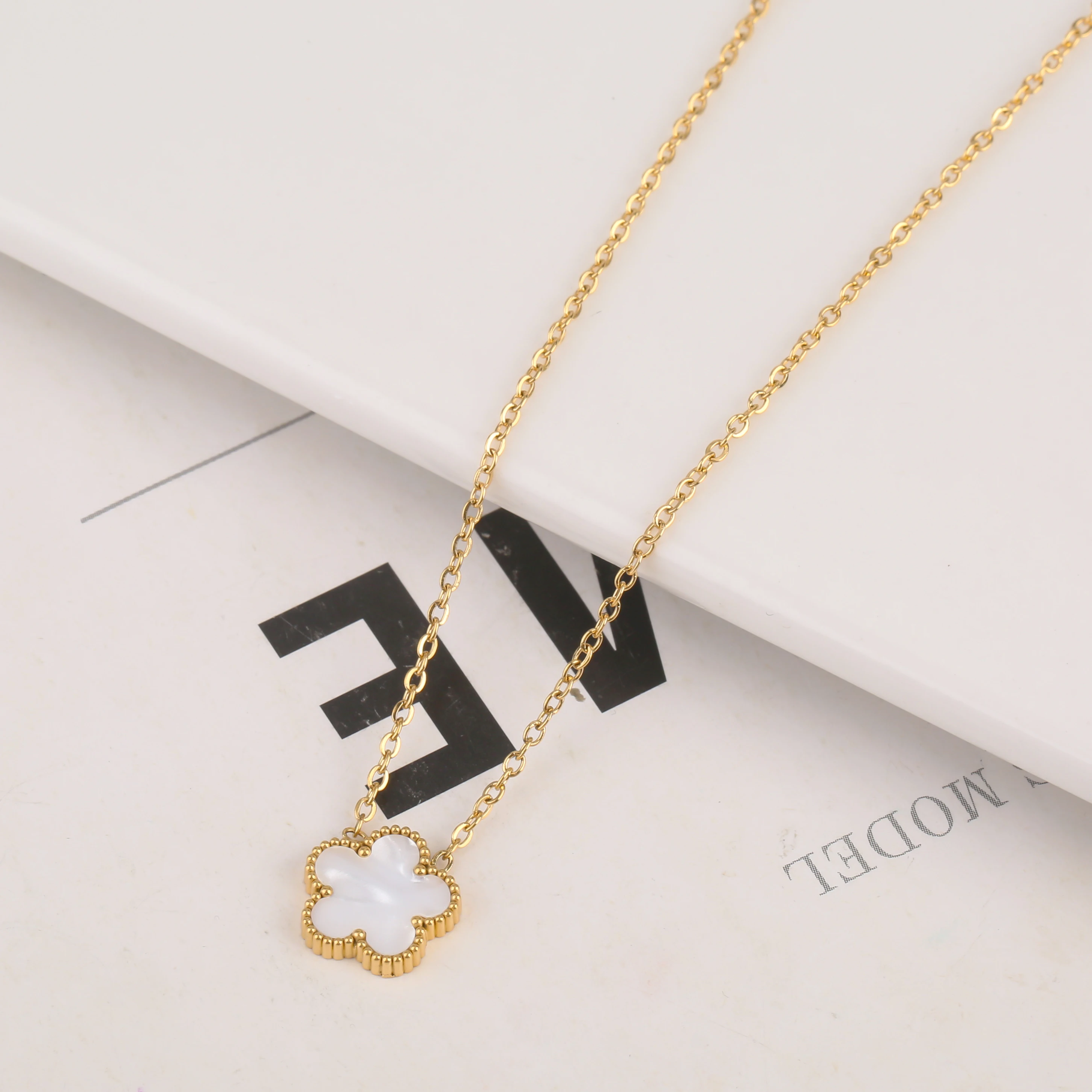 Cute Women\'s Essential New Design Stainless Steel Plant Five Leaf Flower Pendant Necklace Temperament Party Gift Clover