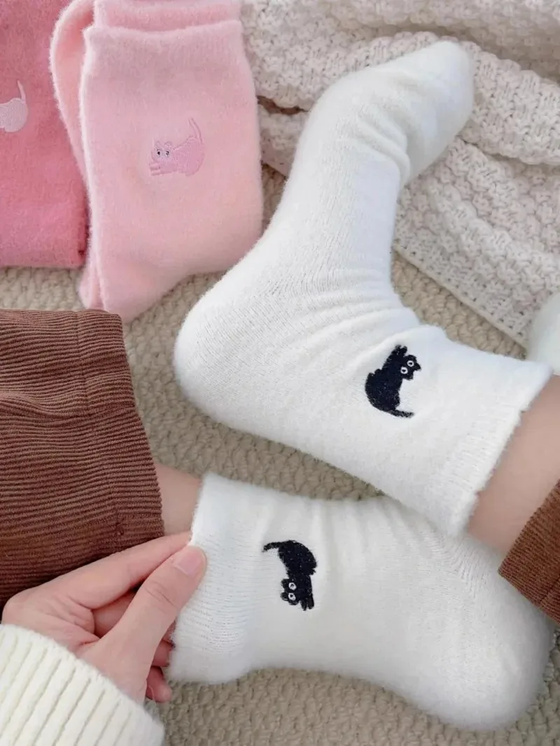 1 // 3 أزواج لطيف القط أفخم الجوارب الشتاء النساء الفتيات سميكة الدافئة الأبيض الأوسط جوارب أنبوبية 2026 موضة لينة النوم جوارب يمكن السير بها على الأرض