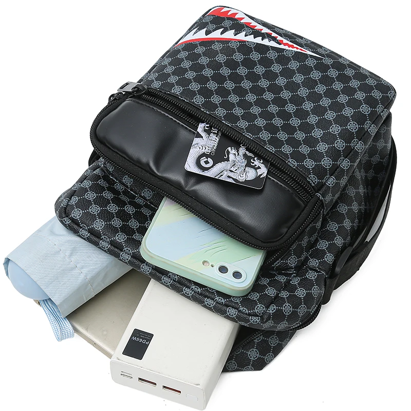 Мужская сумка на одно плечо с разноцветным дизайном и рисунком зубов акулы. Можно носить как один плечевой ремень.