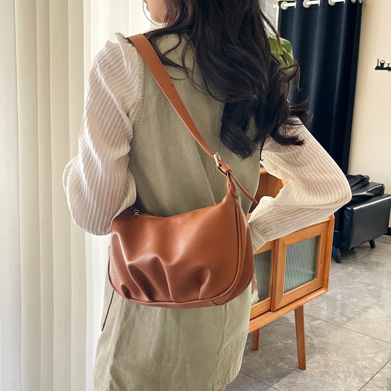 حقيبة هوبو سوداء لعام 2025 للنساء، حقيبة كتف تحت الإبط من حبوب الليتشي، محفظة كروس متعددة الاستخدامات، أنيقة جدًا وبسيطة #2